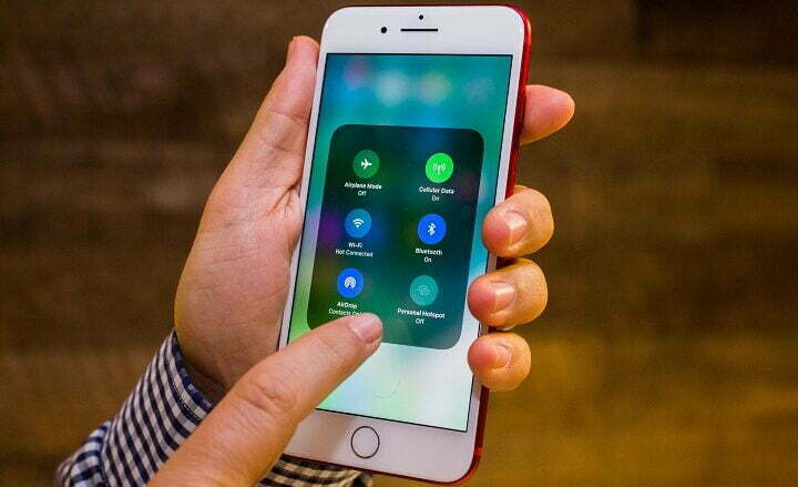 اپل در حال رفع مشکل دسترسی به نوتیفیکشن ها از وسط صفحه در iOS 11 است