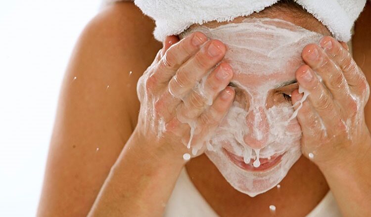 نحوه صحیح شستشوی صورت با انواع محصولات مراقبتی
