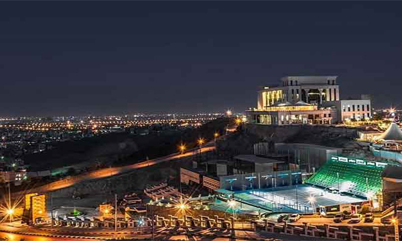 چشم‌اندازی زیبا از بام هاشمیه مشهد در شب