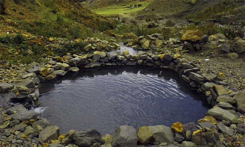 چشمه آب گرم بزمان