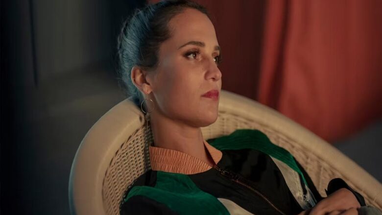 آلیسیا ویکاندر یک مینی سریال هوشمند و پرپیچ و خم HBO را رهبری می کند