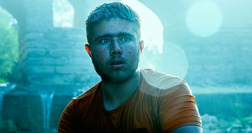 معرفی فیلم سینمایی در آغوش درخت